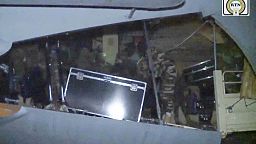 Российские военные выгружают оборудование из военно-транспортного самолета на авиабазе Ниамей в Нигере, 10 апреля 2024 года