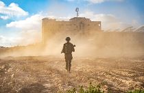 جندي إسرائيلي يسير في خان يونس جنوبي قطاع غزة