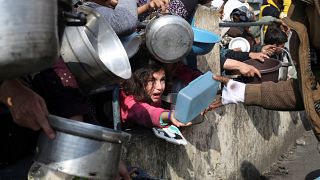 فلسطينيون نازحون يصطفون للحصول على وجبة غذائية 