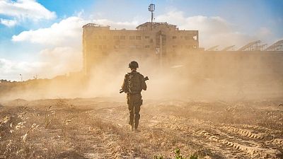جندي إسرائيلي يسير في خان يونس جنوبي قطاع غزة