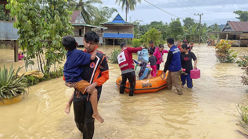 شاهد: شوارع إندونيسيا تتحوّل إلى أنهار.. فيضانات وانهيارات أرضية تضرب جزيرة سولاويسي وتخلف 14 قتيلاً 