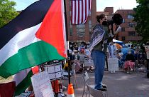 تظاهرکنندگان در تاریخ ۳ مه ۲۰۲۴ در محوطه دانشگاه جورج واشنگتن در اعتراض به جنگ اسرائیل و حماس یک دادگاه ساختگی برگزار کردند.