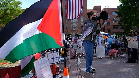  تظاهرکنندگان در تاریخ ۳ مه ۲۰۲۴ در محوطه دانشگاه جورج واشنگتن در اعتراض به جنگ اسرائیل و حماس یک دادگاه ساختگی برگزار کردند.
