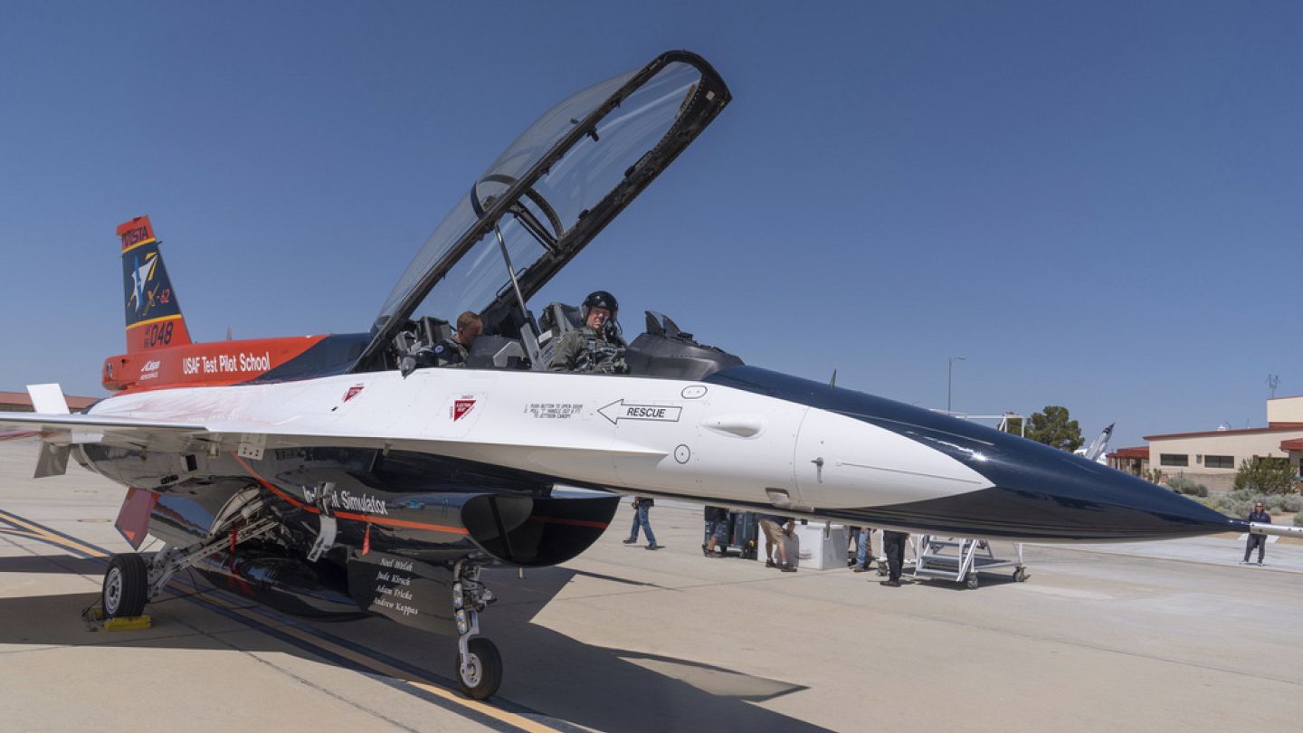 ABD'de yapay zekalı F-16 ile pilot kontrolündeki F-16 savaş uçağı