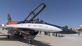 yapay zekanın kkontrol ettiği f-16 savaş jeti ile deneme uçuşuna çıkan ABD Savunma Bakanı Frank Kendall