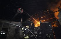 Des pompiers tentent d'éteindre le feu après un bombardement russe à Kharkiv, en Ukraine, le samedi 4 mai 2024. 