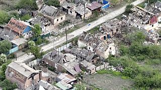 Drohnenaufnahme des Dorfs Ocheretyne, Ziel russischer Streitkräfte in der Region Donezk in der Ostukraine.  Mai 2024