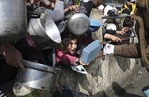 Palästinenser stehen Schlange, um kostenloses Essen zu erhalten. Rafah 9. Januar 2024