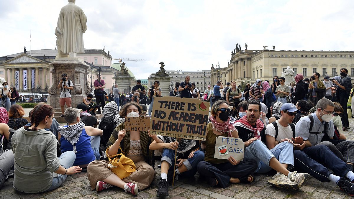 طلاب مؤيدون لغزة يطالبون بوقف الحرب الإسرائيلية يحتجون في حرم جامعة هومبولدت في العاصمة الألمانية برلين