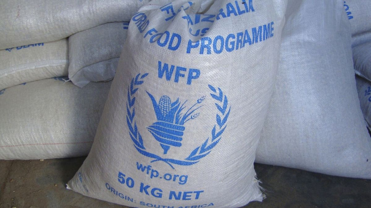 A WFP élelmiszerzsákjai Mogadishuban 2011. augusztus 8-án – képünk illusztráció