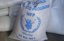 A WFP élelmiszerzsákjai Mogadishuban 2011. augusztus 8-án – képünk illusztráció