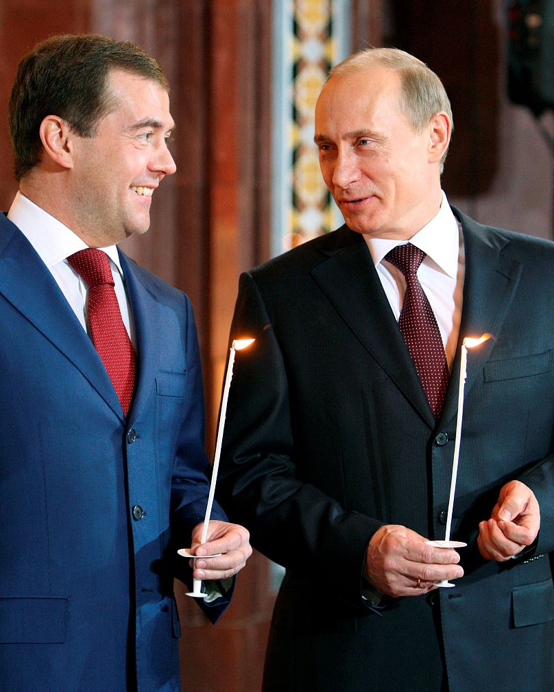 Дмитрий Медведев и Владимир Путин в Храме Христа Спасителя на Пасху в 2009 году