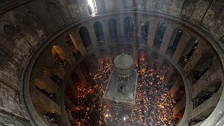 Christliche Pilger halten Kerzen während der Zeremonie des Heiligen Feuers in der Grabeskirche. 4. Mai 2024