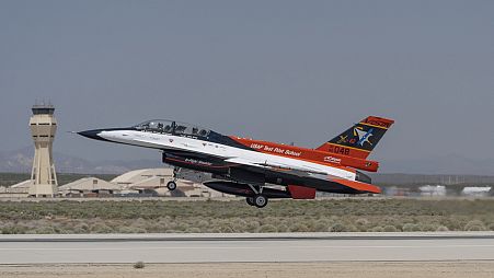 El avión X-62A VISTA, un avión de combate F-16 experimental de la Fuerza Aérea con IA, despegó el jueves 2 de mayo de 2024 en la Base de la Fuerza Aérea Edwards, California.