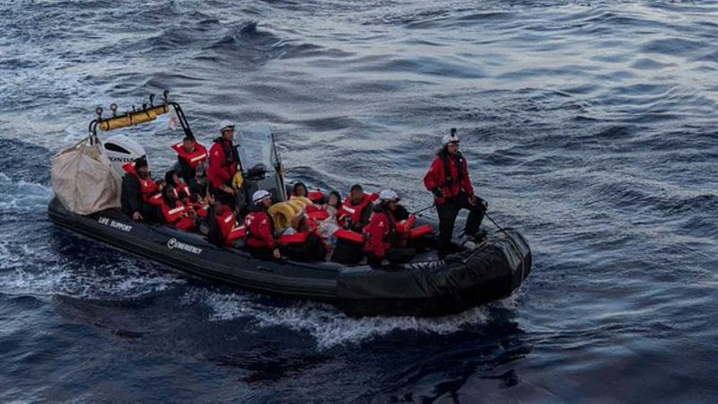 شاهد: إنقاذ 87 مهاجراً من الغرق قبالة سواحل ليبيا ونقلهم إلى إيطاليا 