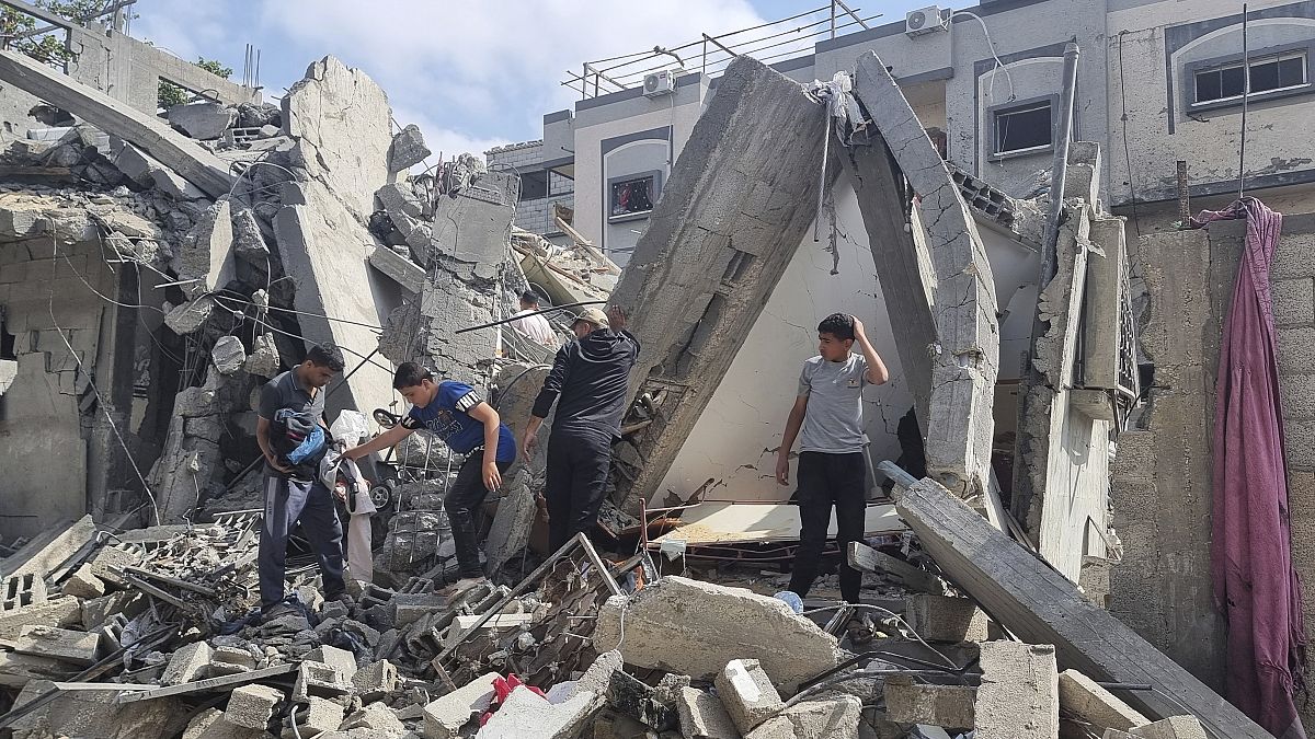 A pusztítás nyomait nézik palesztinok egy izraeli légicsapást követően Rafahban 2024. április 29-én. 