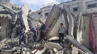 A pusztítás nyomait nézik palesztinok egy izraeli légicsapást követően Rafahban 2024. április 29-én. 