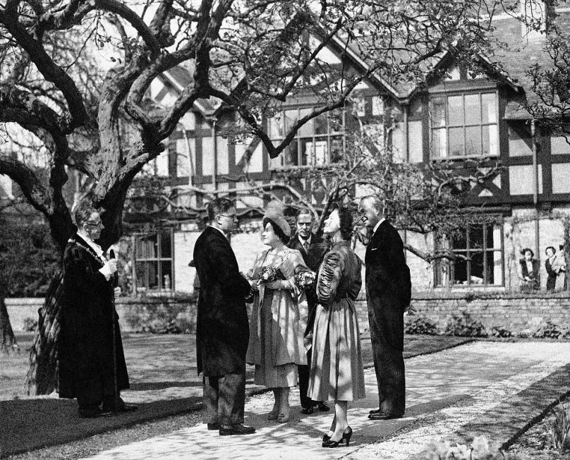 VI. György király lányával Erzsébettel és Margittal Shakespeare állítólagos szülőháza előtt, 1950. április 20-án