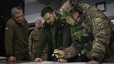 Volodimir Zelenszkij (középen) ukrán katonák között