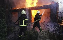 Des pompiers ukrainiens luttent contre le feu après un bombardement russe à Kharkiv