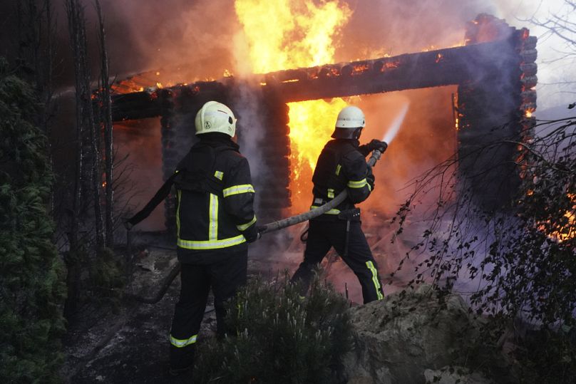 Feuerwehrleute löschten am Samstag einen Brand, nachdem ein Haus in Charkiw von der russischen Armee angegriffen wurde.