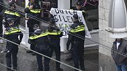 Un hombre quiso levantar una pancarta, pero antes de que pudiera hacerlo la Policía se lo llevó.