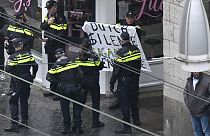 Un hombre quiso levantar una pancarta, pero antes de que pudiera hacerlo la Policía se lo llevó.
