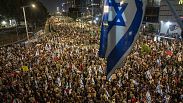 As pessoas protestam contra o governo do primeiro-ministro israelita Benjamin Netanyahu e pedem a libertação dos reféns detidos em Gaza, Tel Aviv, Israel, 4 de maio de 2024.