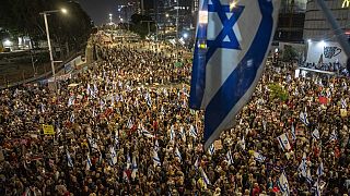 Az emberek tiltakoznak Benjamin Netanjahu izraeli miniszterelnök kormánya ellen, és 2024. május 4-én, Tel-Avivban, Izraelben tartott túszok szabadon bocsátását szorgalmazzák.