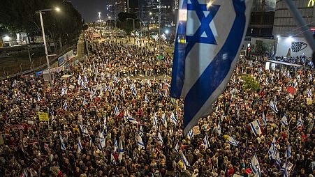 Die Menschen protestieren gegen die Regierung des israelischen Premierministers Benjamin Netanjahu und fordern die Freilassung der Geiseln, die am 4. Mai 2024 im Gazastreifen, Tel Aviv, Israel, festgehalten wurden.