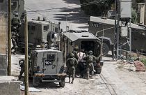 الجيش الإسرائيلي يعتقل شبانا فلسطينيين في بلدة دير الغصون بمدينة طولكرم شمال الضفة الغربية المحتلة
