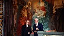 الرئيس الروسي فلاديمير بوتين وعمدة موسكو سيرغي سوبيانين خلال قداس الأحد لعيد الفصح 05/05/2024