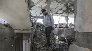 Egy ember romok között a Gázai övezetben - képünk illusztráció