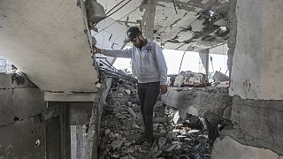 Egy ember romok között a Gázai övezetben - képünk illusztráció