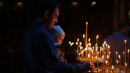 Candele accese alla cattedrale di San Volodymyr a Kyev, in Ucraina, per la Pasqua ortodossa