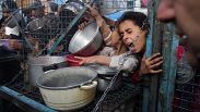 فلسطينيون يصطفون في طوابير للحصول عل وجبات ساخنة في مخيم جباليا شمال قطاع غزة. التاريخ: 18 مارس 2024