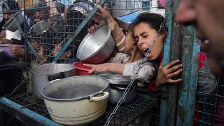 فلسطينيون يصطفون في طوابير للحصول عل وجبات ساخنة في مخيم جباليا شمال قطاع غزة. التاريخ: 18 مارس 2024
