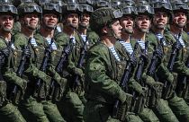 Katonák menetelnek a győzelem napi díszszemlén a moszkvai Vörös téren 2023. május 9-én – képünk illusztráció
