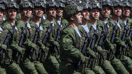 Katonák menetelnek a győzelem napi díszszemlén a moszkvai Vörös téren 2023. május 9-én – képünk illusztráció