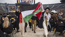 طلاب جامعة ميشيغان يرفعون العلم الفلسطيني