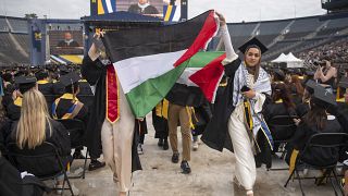 طلاب جامعة ميشيغان يرفعون العلم الفلسطيني