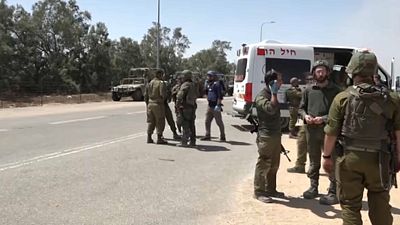 جنود إسرائيليون وسيارة إسعاف في معبر كرم أبو سالم
