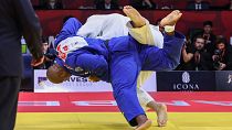 Chez les plus 100 kg, le roi du judo, Teddy Riner, a remporté la finale face au favori local Temur Rakhimov.