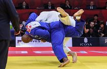 Chez les plus 100 kg, le roi du judo, Teddy Riner, a remporté la finale face au favori local Temur Rakhimov.