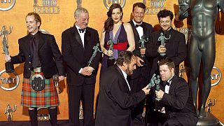 „A Gyűrűk Ura – A király visszatér” szereplői a 10. Screen Actors Guild Awards rendezvényen Los Angelesben 2004. február 22-én. Az álló sorban balról a második Bernard Hill.