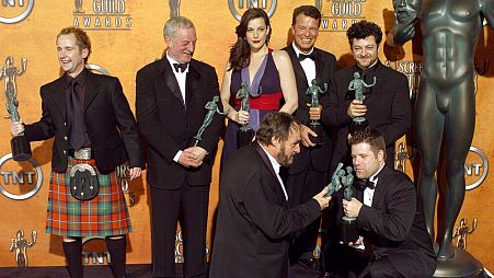 „A Gyűrűk Ura – A király visszatér” szereplői a 10. Screen Actors Guild Awards rendezvényen Los Angelesben 2004. február 22-én. Az álló sorban balról a második Bernard Hill.