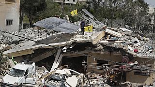 Lübnan'ın güneyine düzenlenen İsrail hava saldırısında yıkılmış bir bina