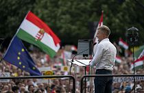 Péter Magyar, sfidante in ascesa del primo ministro ungherese Viktor Orbán, si rivolge alla gente durante un comizio elettorale nella città rurale di Debrecen, in Ungheria