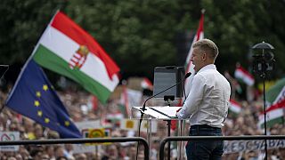 Péter Magyar, sfidante in ascesa del primo ministro ungherese Viktor Orbán, si rivolge alla gente durante un comizio elettorale nella città rurale di Debrecen, in Ungheria