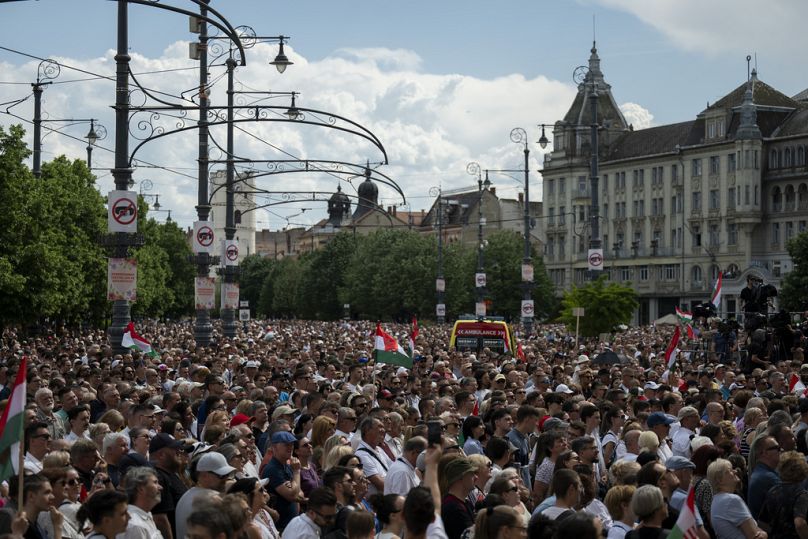 Des milliers de personnes réunies à Debrecen lors du meeting du parti "Tisza"